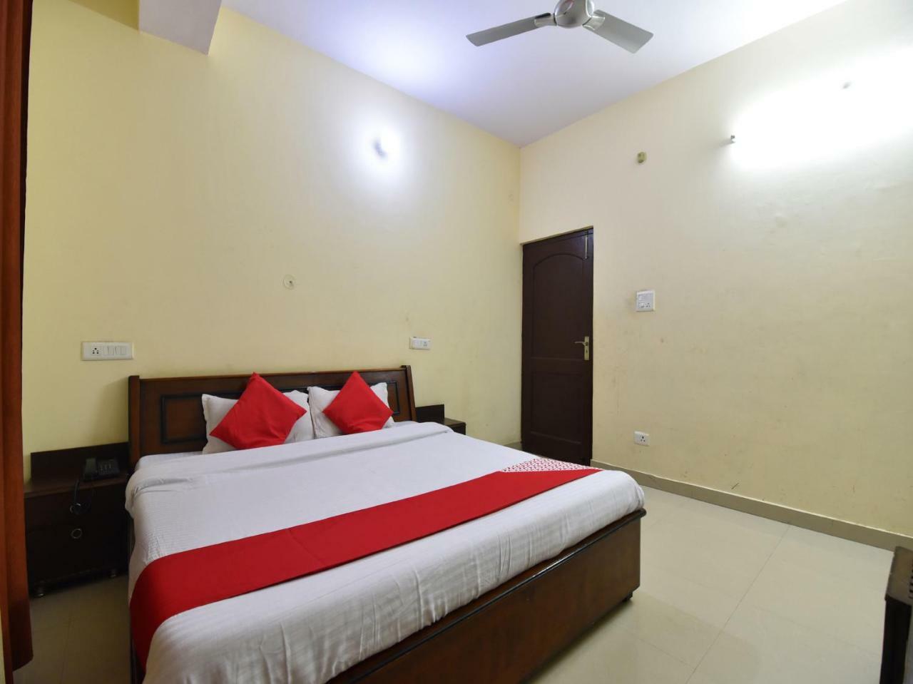 Oyo 28027 Hotel Dhruv Mandi Exterior foto